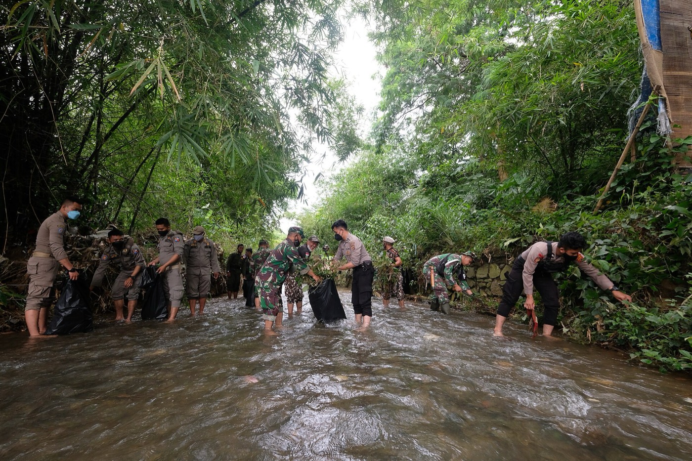 Warga membersihkan aliran sungai bersama-sama dalam kerja bakti
